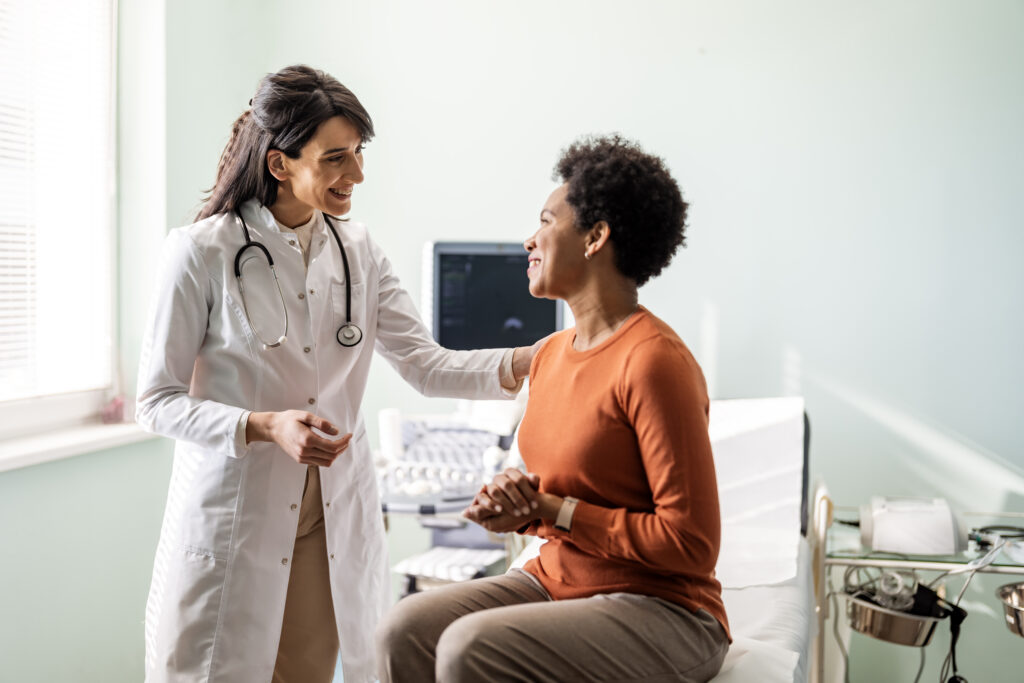 Medico donna che rassicura un paziente